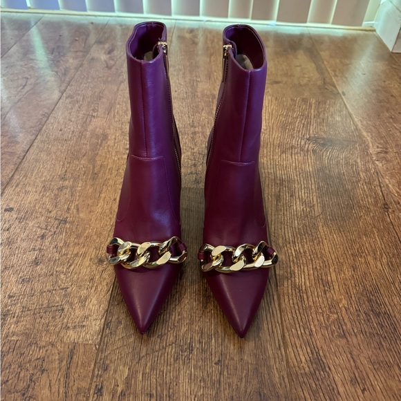 Michael Kors Leather Zippered Booties With Golden Chain Detail Size 8 - Picture 3 of 9